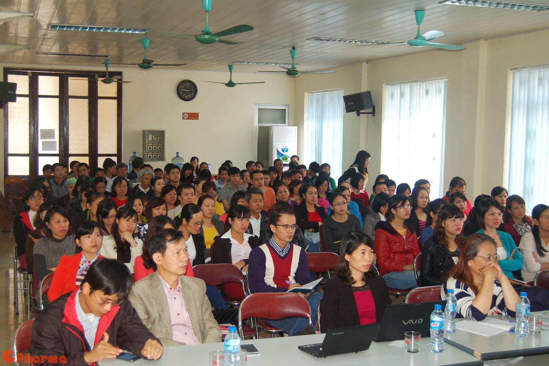 Phó tổng giám đốc Hà Xuân Sơn chăm chú lắng nghe