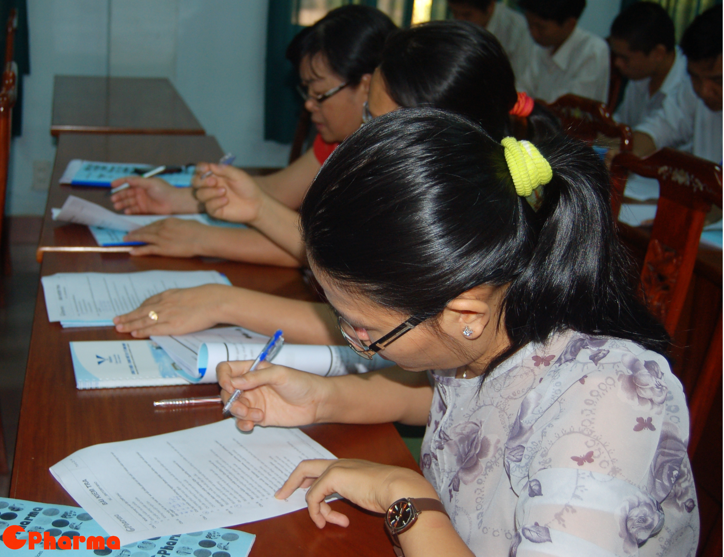 Vietnamese trainees are doing exam